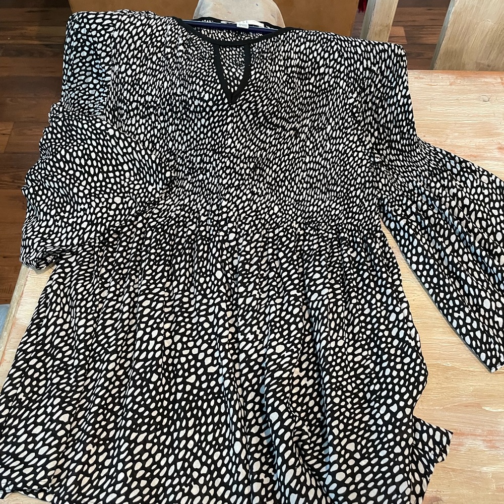Wore once, Spenser blouse in petite medium, black and white. Casual/business.
